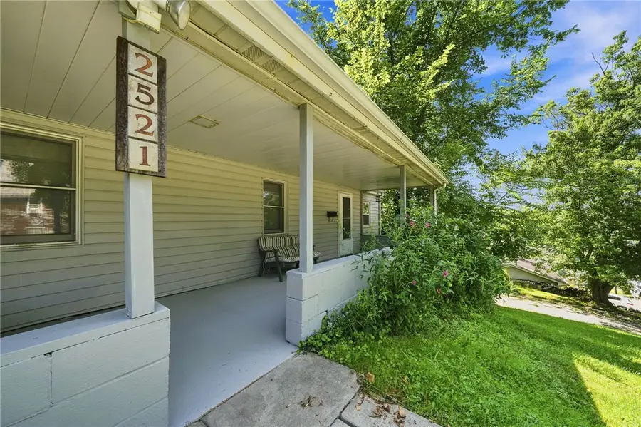2521 Portland St, Grapeville, PA 15634 - #2