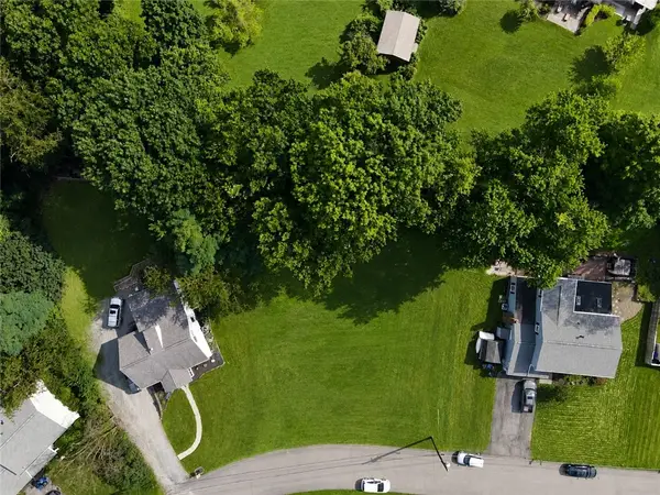 128 Lansdowne Dr, Coraopolis, PA 15108