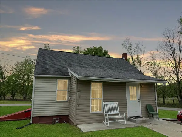 802 8th St, Mather, PA 15346