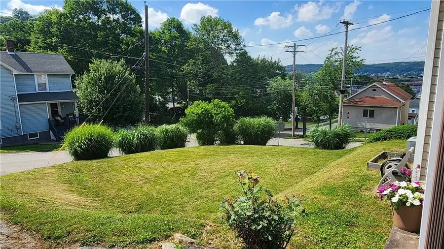 425 Summit Ave, Ellwood City, PA 16117 - #2