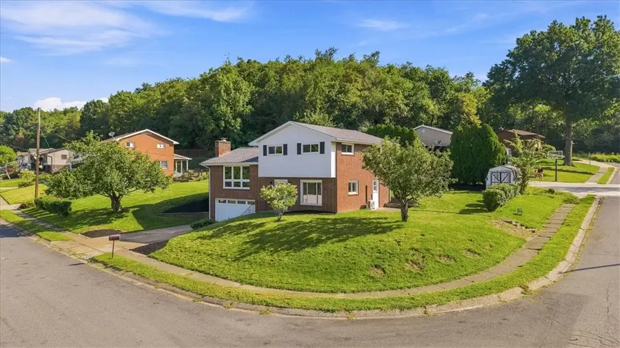 1106 Fairlane Dr, Aliquippa, PA 15001 - #2
