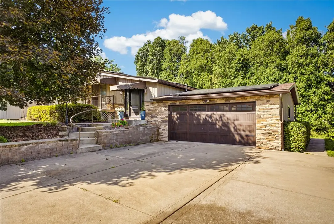 19 Ellen Dr, Robinson, PA 15136 - #1