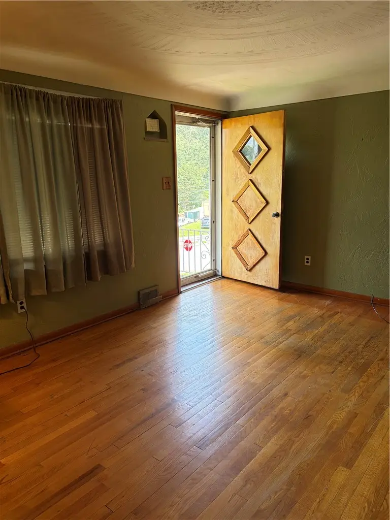3913 Everlawn St, West Mifflin, PA 15122 - #2