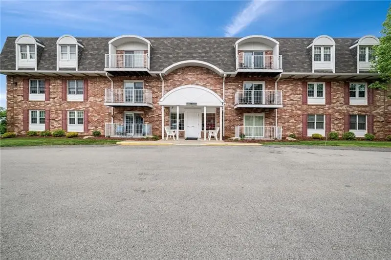 601 Clubhouse Dr, Washington, PA 15301 - #1