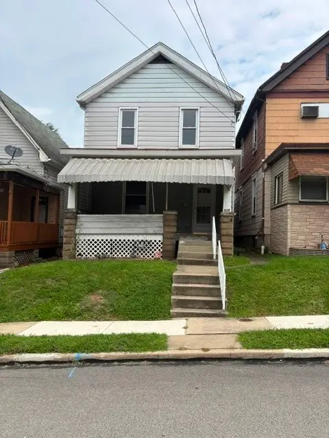 526 Longfellow St, Vandergrift, PA 15690 - #1