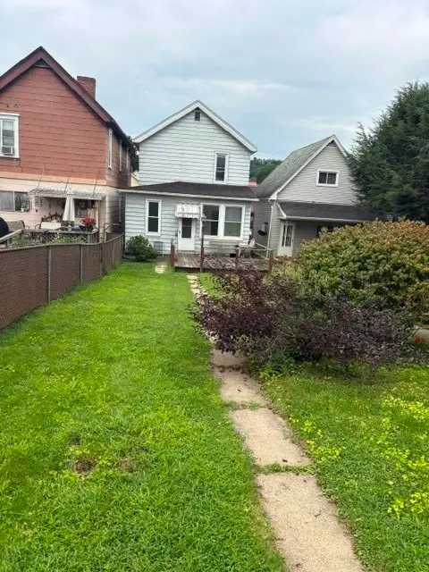 526 Longfellow St, Vandergrift, PA 15690 - #3