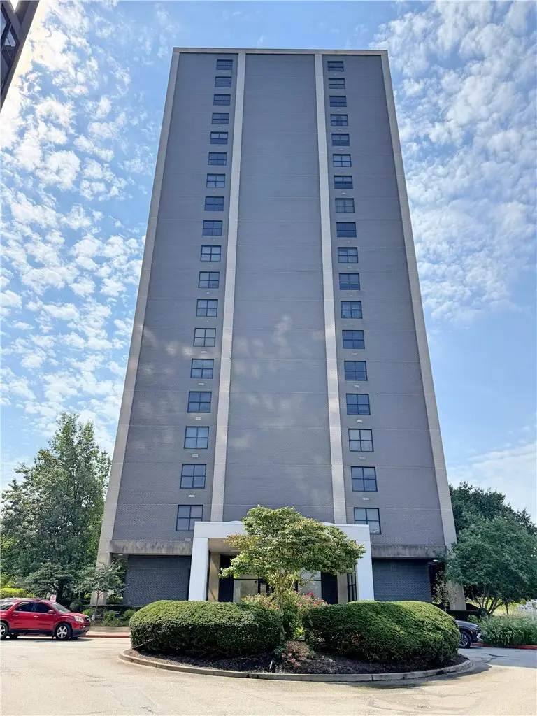 112 Washington Pl, Chatham Twr #11 E\F, Pittsburgh, PA 15219 - #1