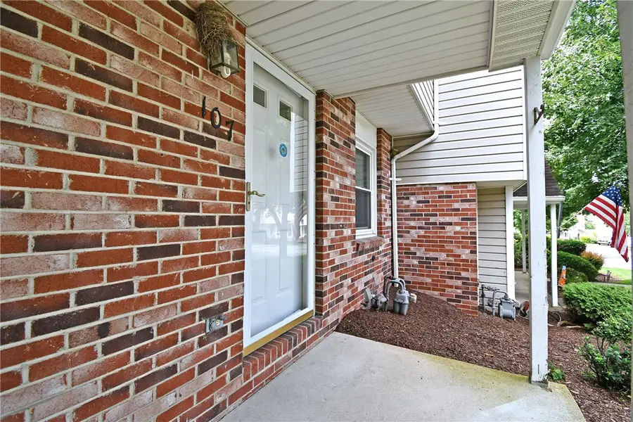 107 Old Village Ln, Bethel Park, PA 15102 - #2
