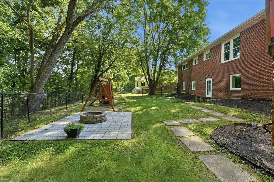 2970 Melvin Dr, New Castle, PA 16105 - #2