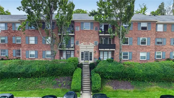 1070 Chatham Park Dr #C, Pittsburgh, PA 15216