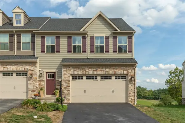 4001 Saint Andrews Ct, Jeannette, PA 15644