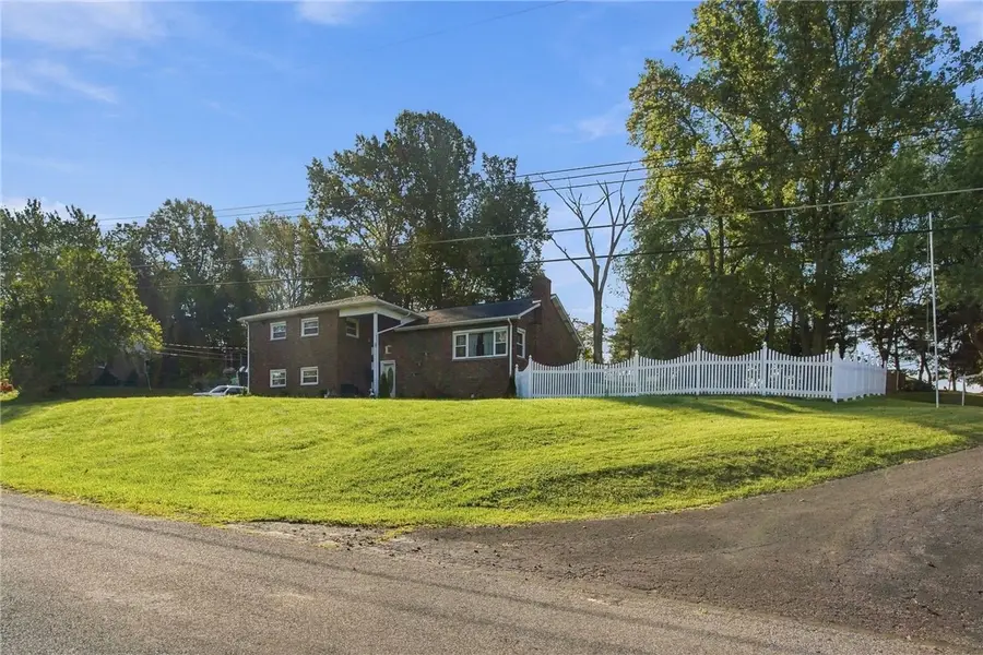 732 Morningstar Dr, Ellwood City, PA 16117 - #2