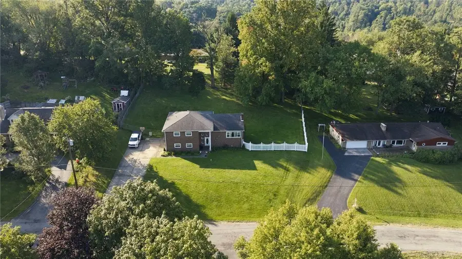 732 Morningstar Dr, Ellwood City, PA 16117 - #3