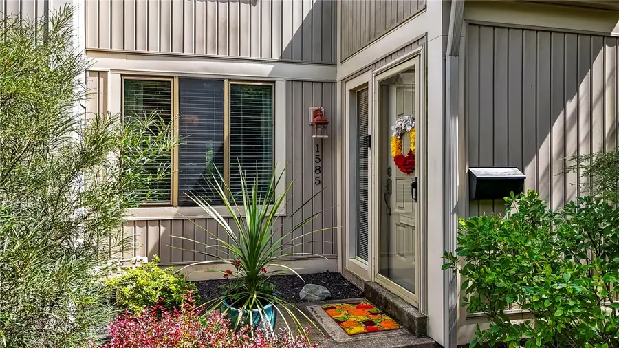 1585 Pineview Dr, Pittsburgh, PA 15241 - #2