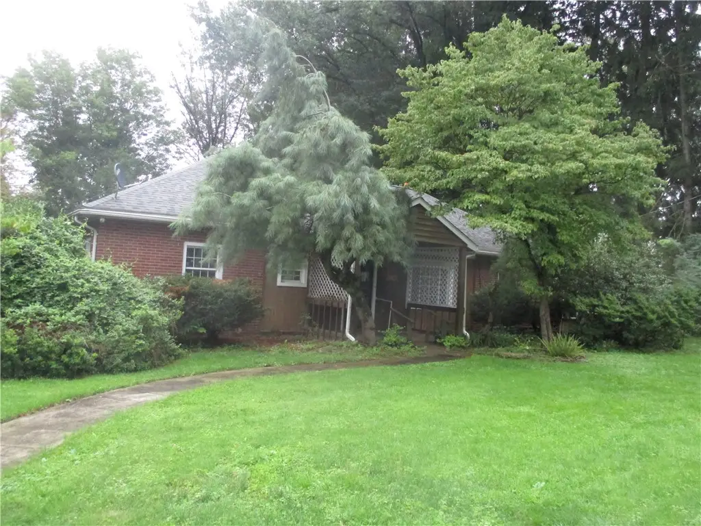 201 Banbury Ln, Natrona Heights, PA 15065 - #1