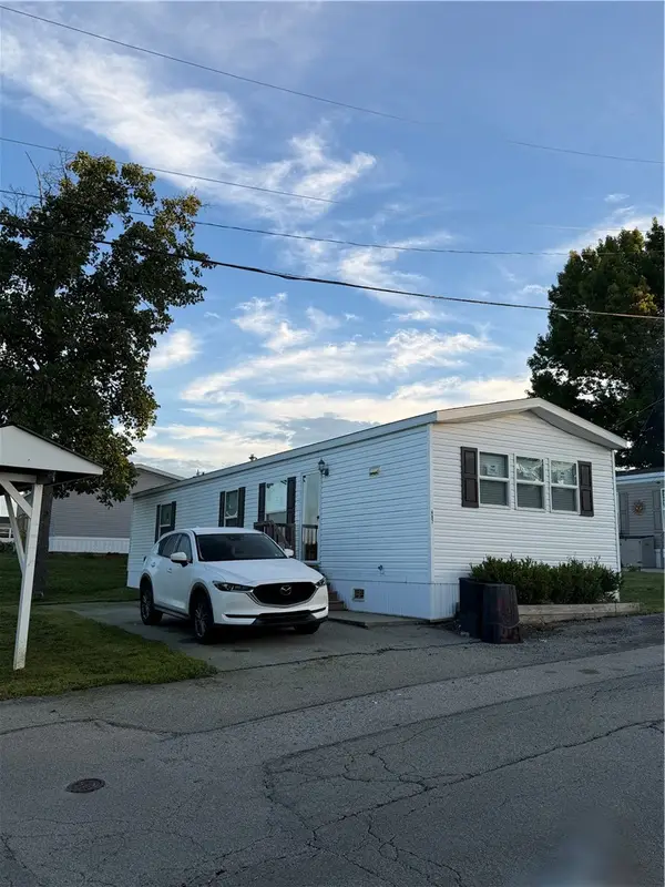 697 Regent Dr, Washington, PA 15301