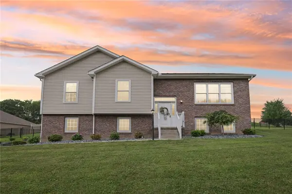 196 Weathervane Dr, Slippery Rock, PA 16057