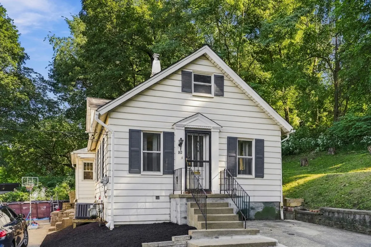 913 Chestnut St, Coraopolis, PA 15108 - #1