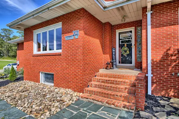 201 Summit Lane, New Alexandria, PA 15670