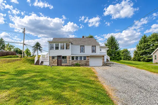 805 Meadowbrook Road, Trafford, PA 15085