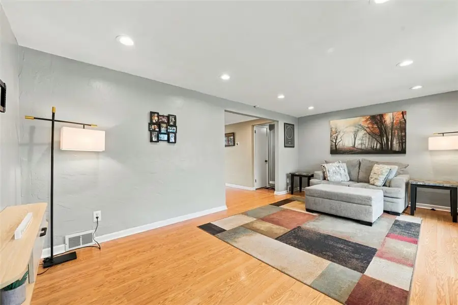 425 Elaine Dr, Pittsburgh, PA 15236 - #3