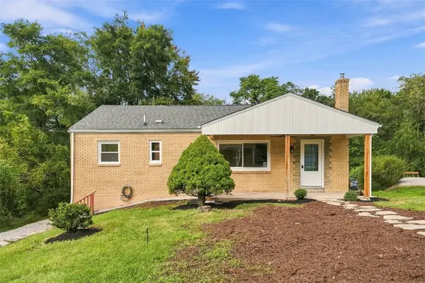 26 Sterling Dr, Coraopolis, PA 15108