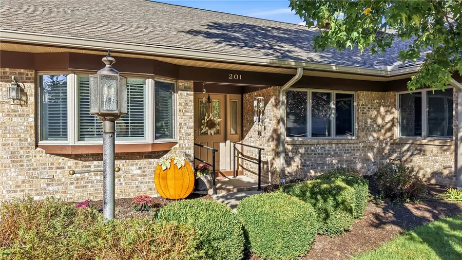 201 Oakview Dr, Hermitage, PA 16148 - #3