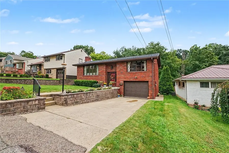 705 Smiley St, Ellwood City, PA 16117 - #3
