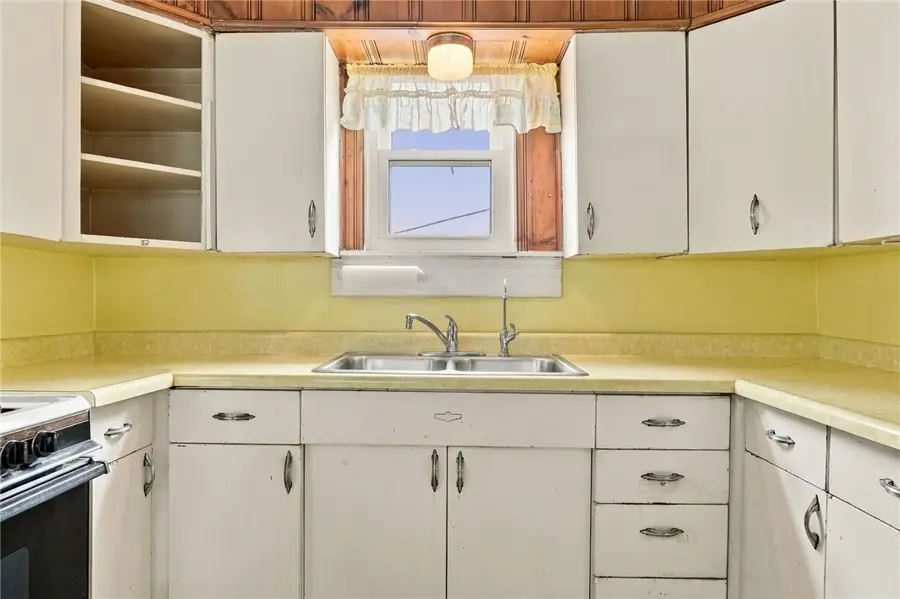 1321 6th St, Westmoreland City, PA 15692 - #3