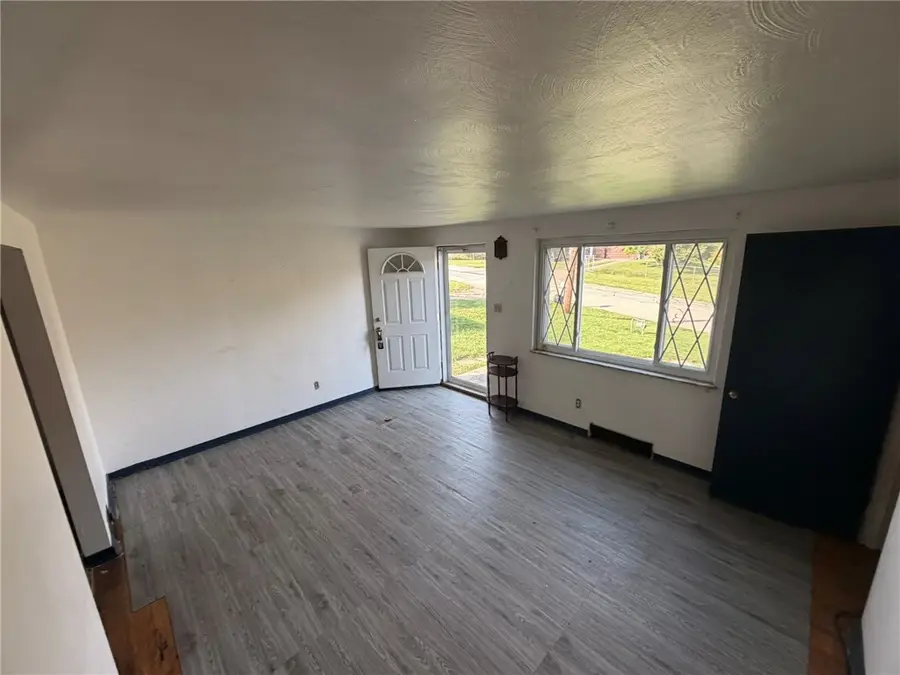 2542 Mohawk St, White Oak, PA 15131 - #2
