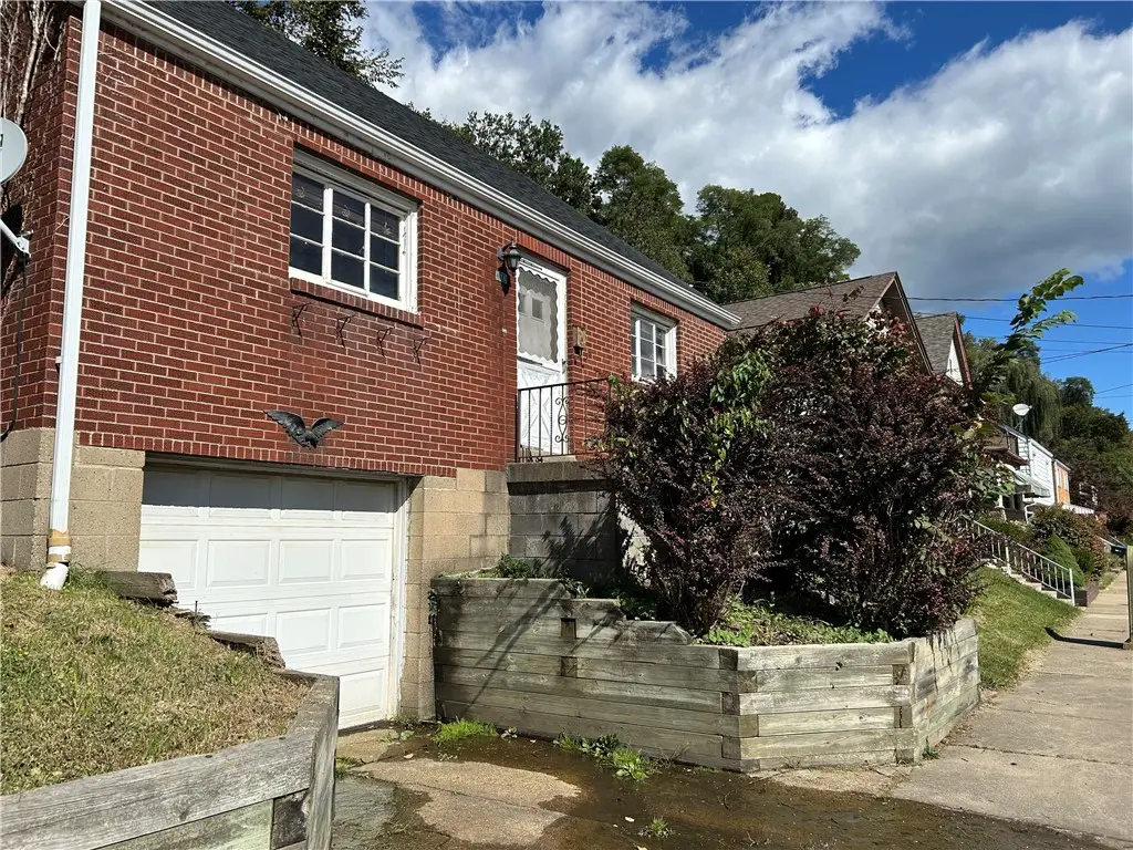 475 E 7th Ave, Tarentum, PA 15084 - #1