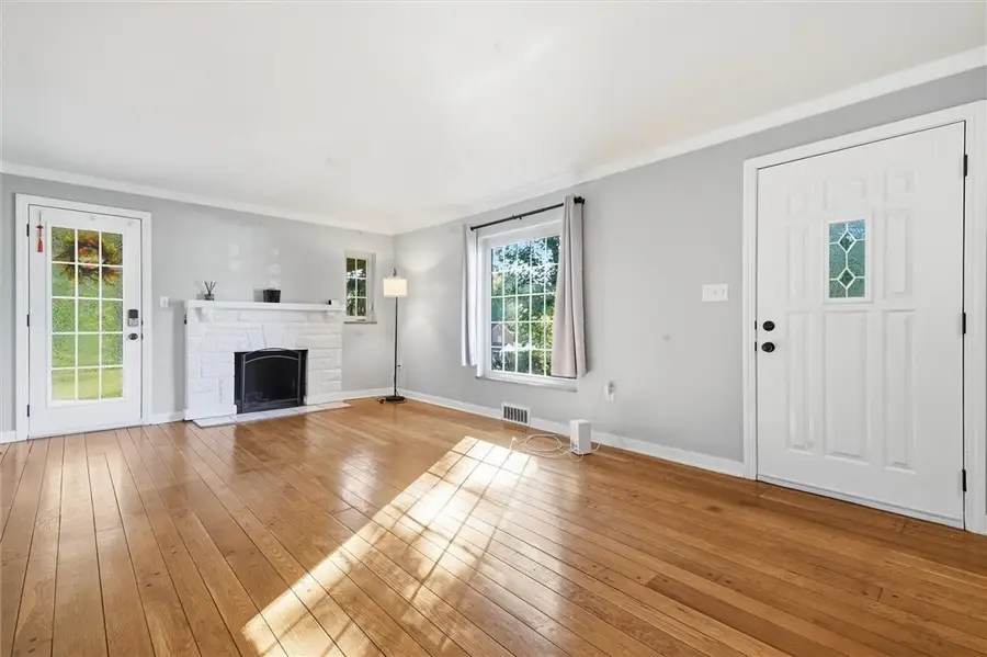 1806 Vollmer Dr, Glenshaw, PA 15116 - #3