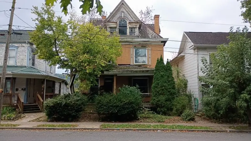 68 W Lincoln St, Waynesburg, PA 15370 - #1