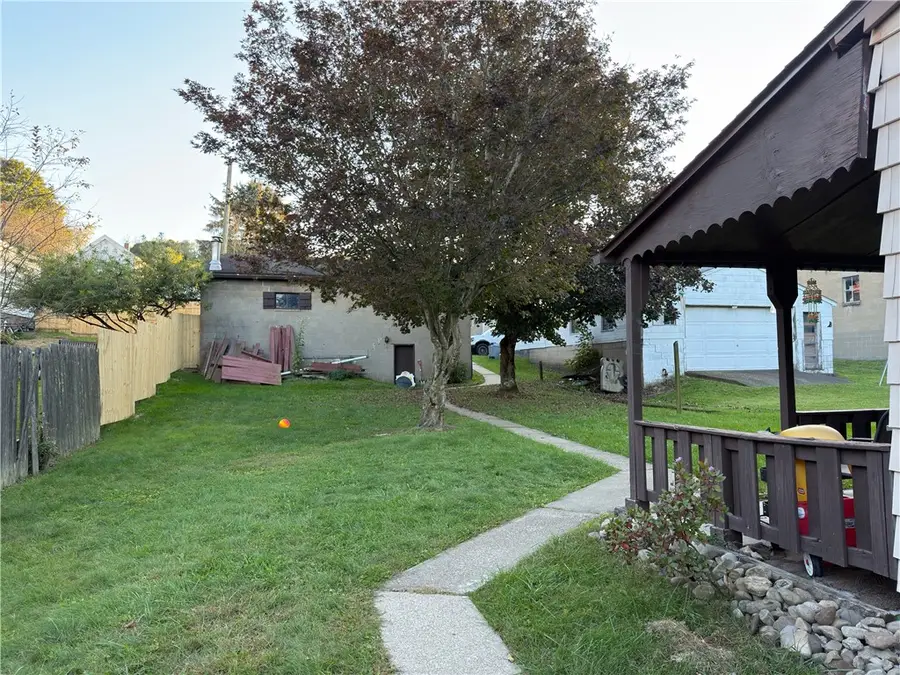 215 Lowell St, Vandergrift, PA 15690 - #3