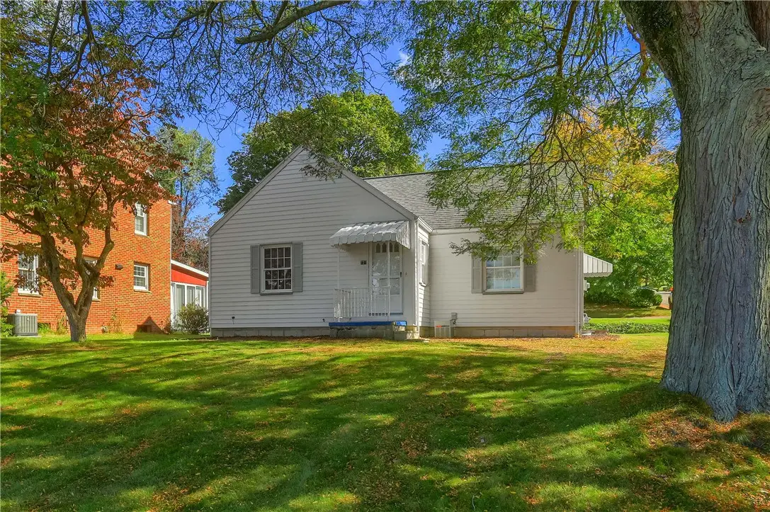 727 Pershing St, Ellwood City, PA 16117 - #1