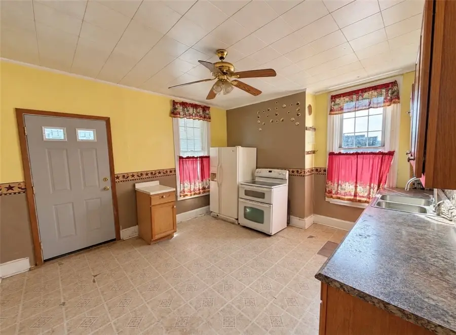 118-120 S Carnegie Ave, Connellsville, PA 15425 - #2