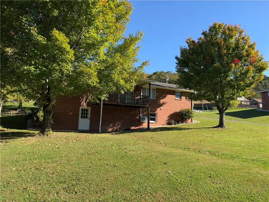 933 Youngstown Ridge Rd, Latrobe, PA 15650 - #2