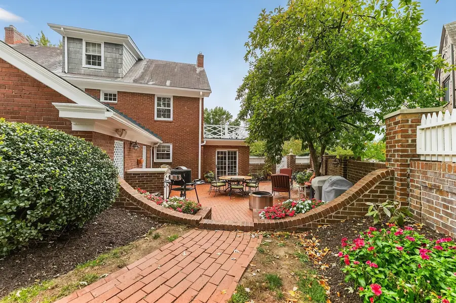140 Altadena Dr, Mount Lebanon, PA 15228 - #2