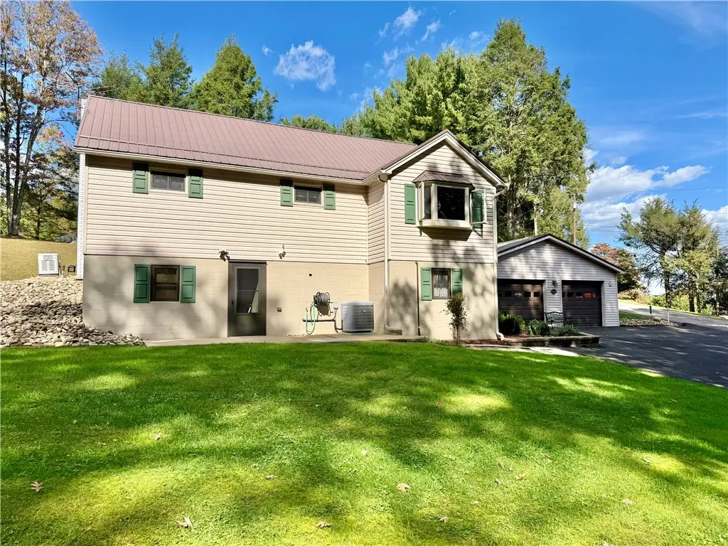 143 Twin Lakes Dr, Kittanning, PA 16201 - #1