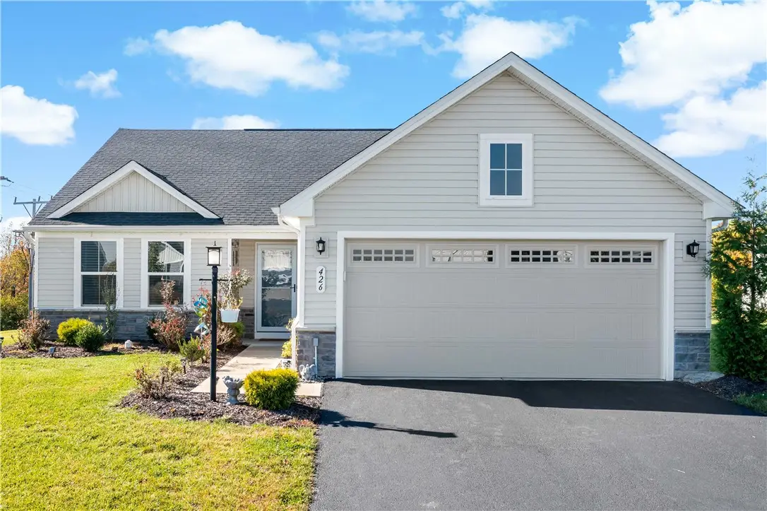 426 Spruce Ln, Houston, PA 15342 - #1