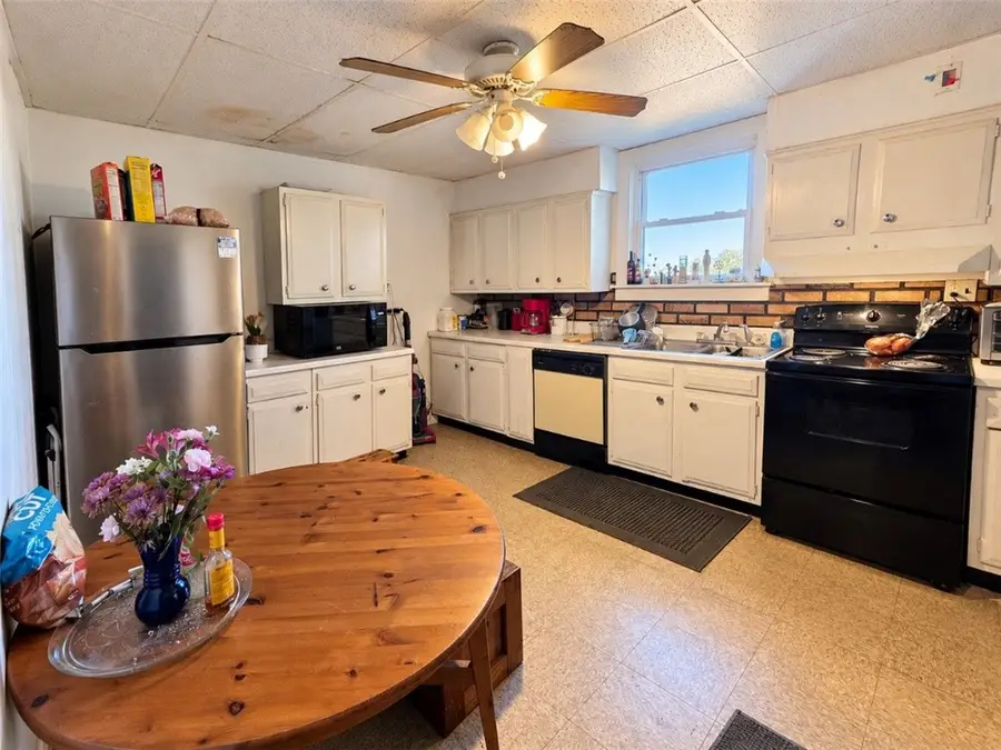 206 Holmes St, Vandergrift, PA 15690 - #2