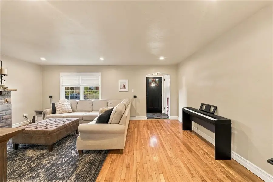 204 Jackson Cir, Pittsburgh, PA 15229 - #2