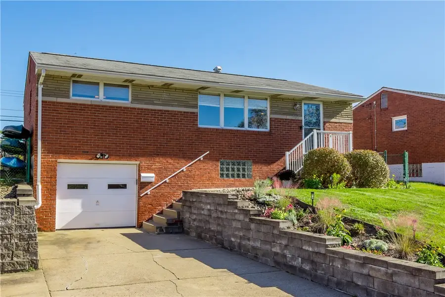 291 Millport Rd, West Mifflin, PA 15122 - #2