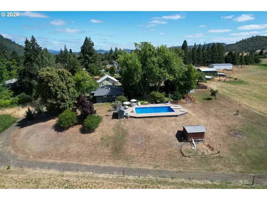 911 Harlan St, Roseburg, OR 97471 - #2