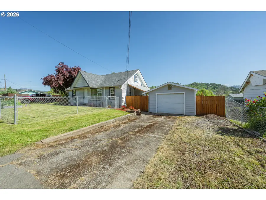 2205 Landers Ave, Roseburg, OR 97471 - #2