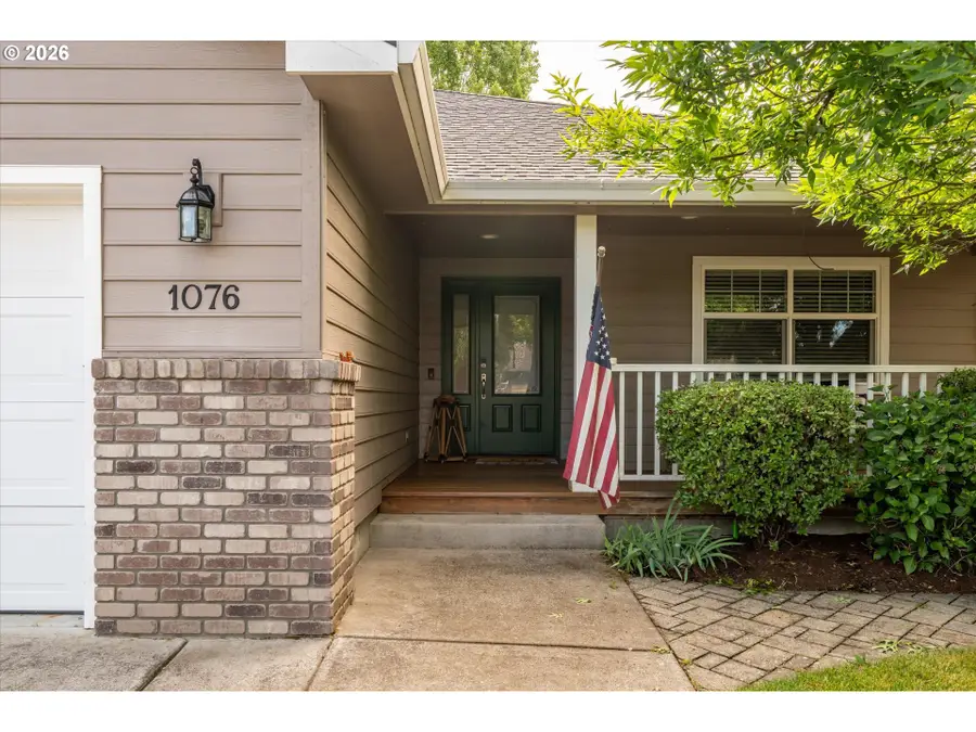 1076 Yew St, Junction City, OR 97448 - #2