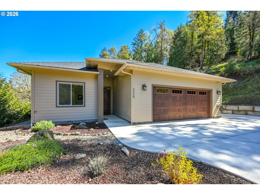225 Summit Ridge Ln, Roseburg, OR 97471 - #2