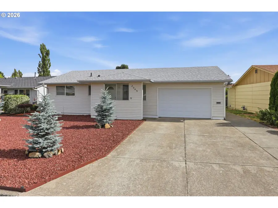 2049 W Hayes St, Woodburn, OR 97071 - #2