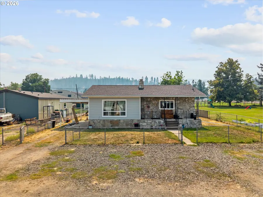 402 3rd St, Wallowa, OR 97885 - #3