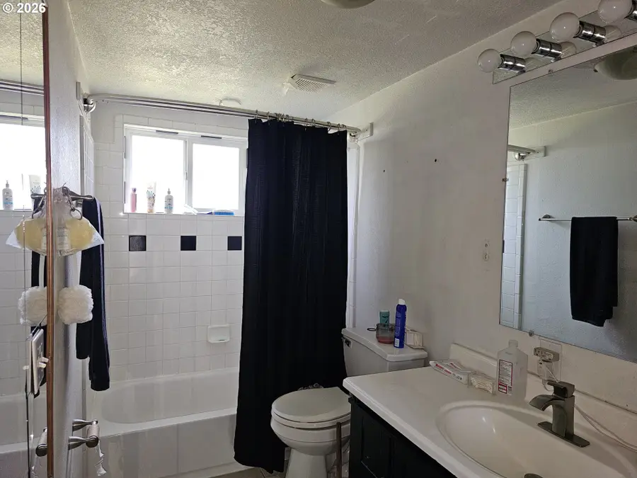 302 Yew St, Kelso, WA 98626 - #3
